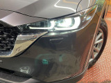 【LEDヘッドライト】悪天候や夜間走行時も良好な視界を確保し安心して運転できる高輝度LEDヘッドライトを装備!点灯速度が早く、消費電力も抑えられています。