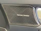 【harman kardon】ハーマンカードンのHi-Fiスペシャリストと共に、モデル別に開発・設計された専用チューニングが臨場感溢れる音響空間を実現しています。