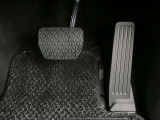 【オルガン式アクセルペダル】かかとを支点として足首とペダルの動きが一致するため、スムーズで正確な操作が可能です。ペダル反力を足の重さで支える事ができるため長時間の運転でも足が疲れにくくなります。