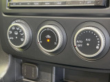 【オートエアコン】一度お好みの温度に設定すれば、車内の温度を検知し風量や温度を自動で調整。暑い&hellip;寒い&hellip;と何度もスイッチ操作をする必要はありません。快適な車内空間には必須の機能ですね♪
