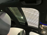 パノラミックルーフで明るい車内と開放感あるドライブをお楽しみいただけます。