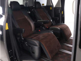【特別仕様車限定】ハーフレザーシート!本革&ブラック人工皮革とアルカンターラシートがミックスされたハーフレザーシートです。おしゃれな色の組み合わせで高級感のある車内空間が広がっております。