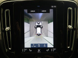 【360&deg;ビューカメラ】4台の高解像度カメラで360度の鳥瞰図を表示。隣の車や壁、死角にある障害物などを画面で確認できるため、狭いスペースでの駐車・出入りも安心です。