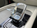 【オレフォス社製クリスタル・シフトノブ】高い存在感を放つクリスタルのシフトノブはボルボ車のみに装備される特別なアイテム。スウェーデン南部のクリスタルガラスメーカー、オレフォス社による製造。