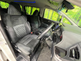 運転席まわりには十分なスペースがあり、大柄な方でもゆったり運転していただける環境です。