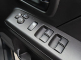 運転席アームレストに、【リモコンドアミラー】【パワーウィンドウ】スイッチあり。手元で操作ラクラク。