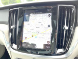 【360&deg;ビューカメラ】4台の高解像度カメラで360度の鳥瞰図を表示。隣の車や壁、死角にある障害物などを画面で確認できるため、狭いスペースでの駐車・出入りも安心です。