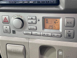 【オートエアコン】一度お好みの温度に設定すれば、車内の温度を検知し風量や温度を自動で調整。暑い&hellip;寒い&hellip;と何度もスイッチ操作をする必要はありません。快適な車内空間には必須の機能ですね♪