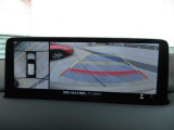 車両の前後左右にある4つのカメラを合成することで、まるでご自身のクルマを空から見ているような俯瞰での映像を映し出してくれます。バック時ももちろんのこと、前進時に視界の悪い交差点でも役に立ちますね。