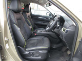 正しい姿勢で運転できるように体幹の腰部をしっかりささえるようデザインされているシートです。素材、シート形状を研究することでフィット感を高めつつ、優れた快適性を実現しています。