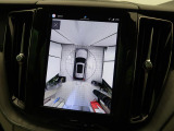 【360&deg;ビューカメラ】4台の高解像度カメラで360度の鳥瞰図を表示。隣の車や壁、死角にある障害物などを画面で確認できるため、狭いスペースでの駐車・出入りも安心です。