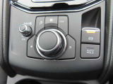 指先の感覚だけで直感的な操作が可能な、コマンダーコントロールです。ナビや各種設定を視線を下げずに操作可能です。