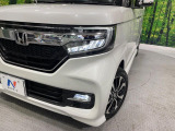 【LEDヘッドライト】悪天候や夜間走行時も良好な視界を確保し安心して運転できる高輝度LEDヘッドライトを装備!点灯速度が早く、消費電力も抑えられています。
