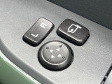 【電動格納ミラー】サイドミラーは電動格納式となっており、狭い駐車場でもキズがつくリスクを抑えられます。