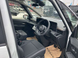 運転席まわりは、使用感も少なく良好な状態です。