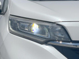 【LEDヘッドライト】悪天候や夜間走行時も良好な視界を確保し安心して運転できる高輝度LEDヘッドライトを装備!点灯速度が早く、消費電力も抑えられています。