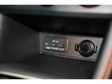小物の収納に便利なセンタートレイには携帯等のデバイスの充電可能なUSB出力電源付です。