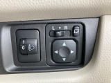 【電動格納ミラー】サイドミラーは電動格納式となっており、狭い駐車場でもキズがつくリスクを抑えられます。