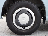 ホイールは車のデザインにマッチした専用タイプです。