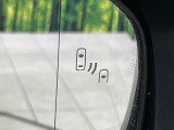 【ブラインドスポットモニター】走行中、ドアミラーの死角になりやすい箇所に後続車が接近するとサイドミラーのレンズに警告を表示!ドライバーに注意喚起をしてくれます。