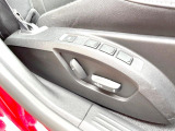 【運転席パワーシート】リクライニングからシートリフターまで、スイッチ一つで簡単にシートの微調整が可能!自分に最適なシートポジションにセットして、快適なドライブをお楽しみください。