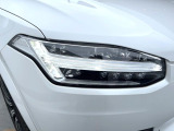 【LEDヘッドライト】明るく眩しいハイビームを先行車や対向車に照射しないオートハイビームを備えたLEDヘッドライト。北欧神話に登場するトールハンマーをモチーフにした、一目でボルボとわかるデザイン。