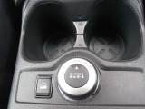 インテリジェント4&times;4は走行状況に応じて3通りの駆動モードを選択できるシステムです。ヒルスタートアシストも装備。カップホルダーは保温保冷機能付ですよ。