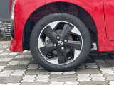 純正アルミホイール。タイヤサイズは155/65R14です。