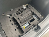 トランク下部には、パンク修理剤が入っています。