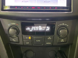 【オートエアコン】一度お好みの温度に設定すれば、車内の温度を検知し風量や温度を自動で調整。暑い&hellip;寒い&hellip;と何度もスイッチ操作をする必要はありません。快適な車内空間には必須の機能ですね♪
