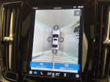 【360&deg;ビューカメラ】4台の高解像度カメラで360度の鳥瞰図を表示。隣の車や壁、死角にある障害物などを画面で確認できるため、狭いスペースでの駐車・出入りも安心です。