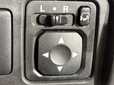 【電動格納ミラー】運転席のスイッチで、ドアミラーの開閉や角度の調整ができます。
