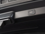 ボタン1つで自動開閉するパワーテールゲート搭載!ドアを上げ下げすることなく楽々開閉。開ききった状態の高さも任意の位置で設定できるので、普段お使いの車庫などでもぶつける心配はありません♪
