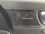 【harman kardon】ハーマンカードンのHi-Fiスペシャリストと共に、モデル別に開発・設計された専用チューニングが臨場感溢れる音響空間を実現しています。