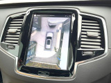 【360&deg;ビューカメラ】4台の高解像度カメラで360度の鳥瞰図を表示。隣の車や壁、死角にある障害物などを画面で確認できるため、狭いスペースでの駐車・出入りも安心です。