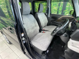 運転席シート廻りは使用感も少なく、良好な状態となっています。丁寧に使われていたことがよくわかりますね。