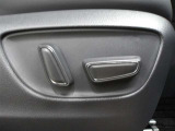 運転席はパワーシートなのでお好みのドライビングポジションに調整可能です♪