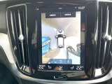 【360&deg;ビューカメラ】4台の高解像度カメラで360度の鳥瞰図を表示。隣の車や壁、死角にある障害物などを画面で確認できるため、狭いスペースでの駐車・出入りも安心です。