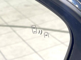 【ブラインドスポットモニター】走行中、ドアミラーの死角になりやすい箇所に後続車が接近するとサイドミラーのレンズに警告を表示!ドライバーに注意喚起をしてくれます。