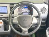 インテリアに合わせたデザインのステアリングは、運転される方のことも考え、運転しやすい形状、大きさです。是非一度、実際に触ってお確かめください。