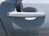 【キーレスエントリー】バッグやポケットからキーを取り出すことなく車にアクセスして、ロックとアラームを設定できます。 毎日の利便性をさらに高める機能です。