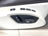 【メモリー機能付きパワーシート】ドライバーごとに設定したシート位置を記憶して、ボタン一つで切り替えできる便利な機能!運転する方が複数名いらっしゃるご家庭におすすめです。