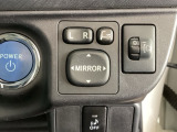 狭い駐車場で便利な電動格納ドアミラーが付いています。