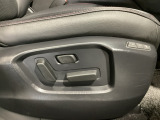 運転席にはパワーシートを装備!シート位置を記憶するメモリー機能付きなのでご夫婦で2名分セットすると便利です♪