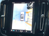 【360&deg;ビューカメラ】4台の高解像度カメラで360度の鳥瞰図を表示。隣の車や壁、死角にある障害物などを画面で確認できるため、狭いスペースでの駐車・出入りも安心です。