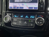 【オートエアコン】一度お好みの温度に設定すれば、車内の温度を検知し風量や温度を自動で調整。暑い&hellip;寒い&hellip;と何度もスイッチ操作をする必要はありません。快適な車内空間には必須の機能ですね♪