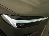 【LEDヘッドライト】悪天候や夜間走行時も良好な視界を確保し、安心して運転できる高輝度LEDヘッドライト!北欧神話に登場する「トールハンマー」をモチーフにした、一目でボルボとわかるデザインです。