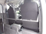 荷物と運転席を仕切るバー装備です。