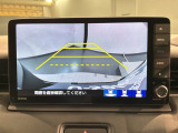 リバースギアに入れるだけで後方の表示へ切り替わります。夜間や雨の日の駐車も楽になりますよ。