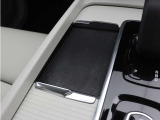 対応機種のスマートフォンを、トンネルコンソールの下のラバープレートに置いておくだけで充電可能。センターディスプレイの機能ビューを使用して、充電プレートのオンとオフを切り替えることができます。